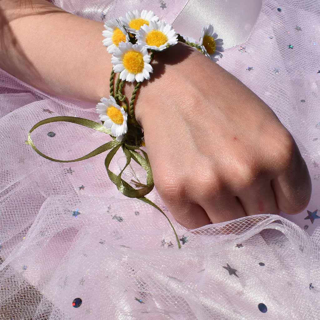 daisy chain on a childs hand