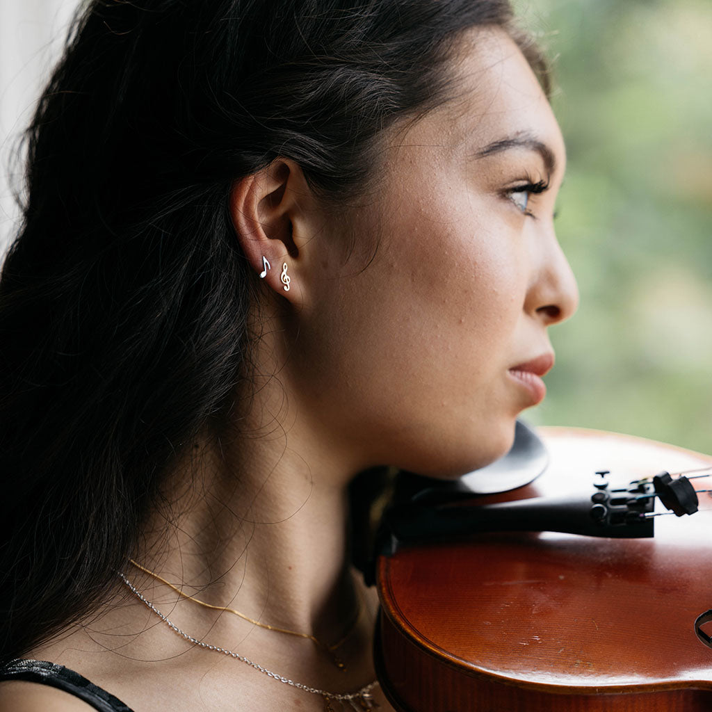 violinist wearing the quaver stud earrings 
